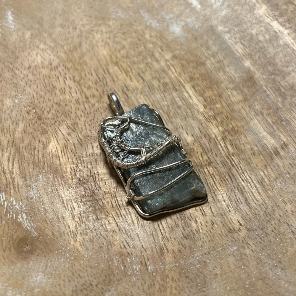 Wired Wrapped 925 Sterling Silver Green Crystal Pendant - Image 2