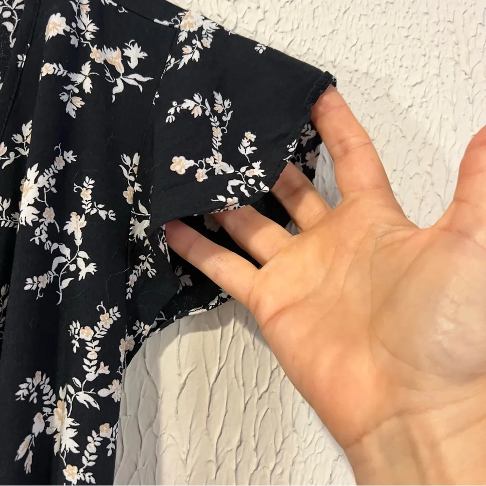 Abercrombie & Fitch Black and White Floral Wrap dress size medium petite - Image 6