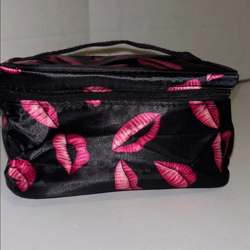 BLACK WITH PINK/RED LIP DESIGN COSMETICS CASE ZIPPER CLOSURE SMALL MIRROR INSIDE - Image 2