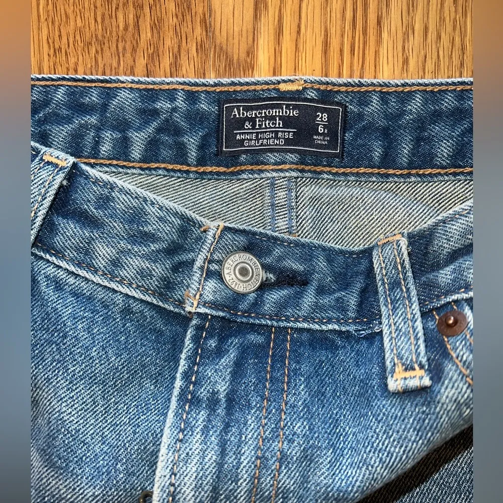 Super Cool Abercrombie & Fitch Annie High Rise Girlfriend Jeans! - Image 3