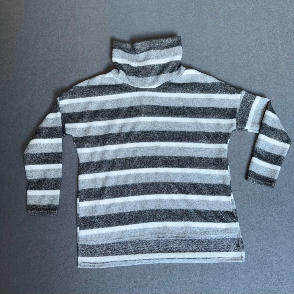 NWT Teenbell Gray & White Striped Women's turtleneck light Sweater Size Medium - Image 12