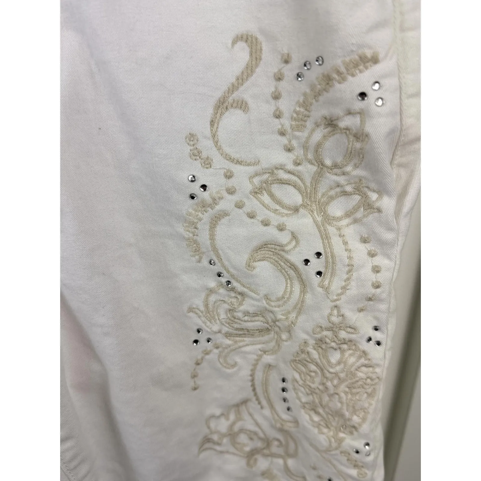 Cute Womens Capri Jeans Size 4 White - Image 2