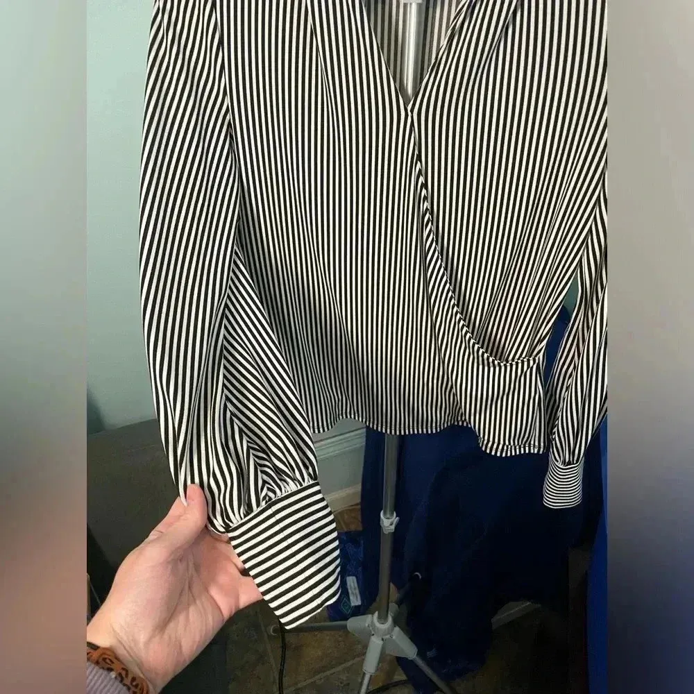 Adrianna Papell top size small -cross over blouse black and‎ white striped bin4 - Image 2