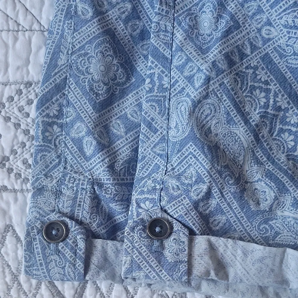 Chico's  Women's Blue Pands  Cargo Capri Crop Size 8 - Image 10