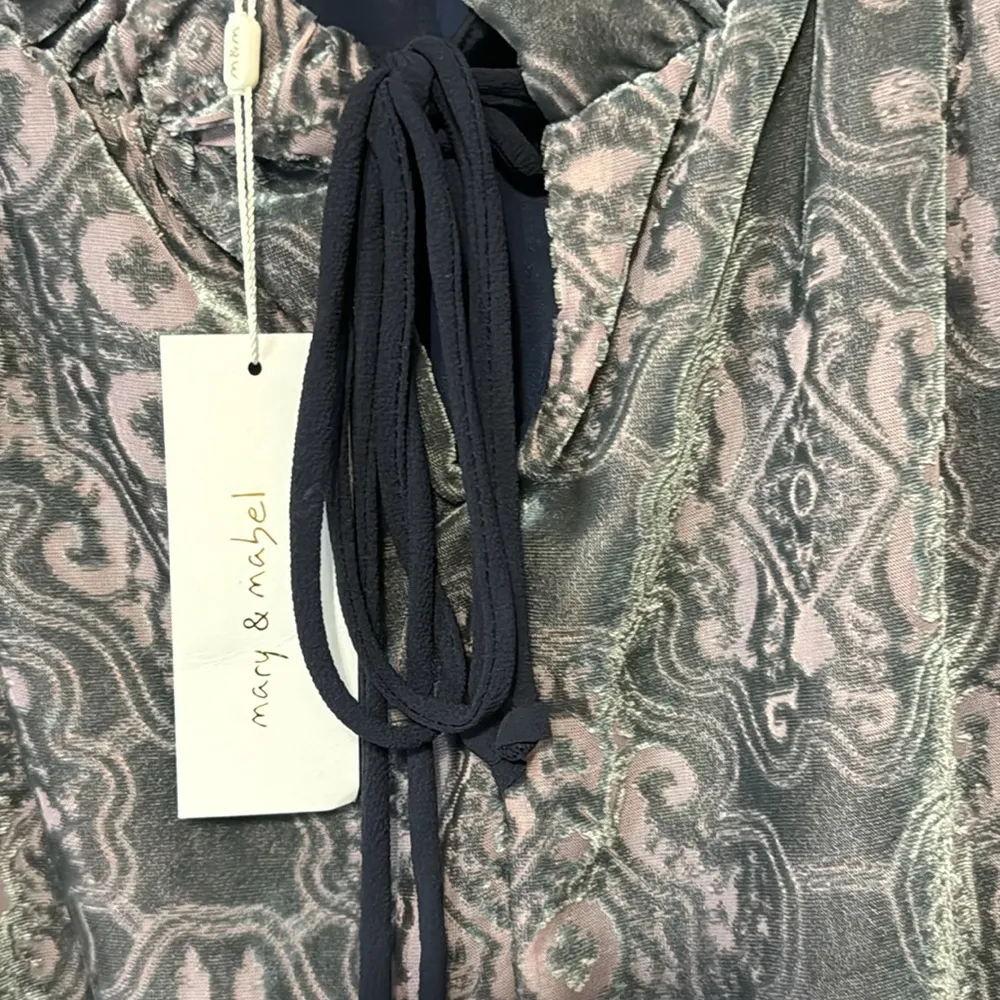 NWT Mary & Mabel Velour Sheer Lined Off Shoulder Top Size Medium - Image 4