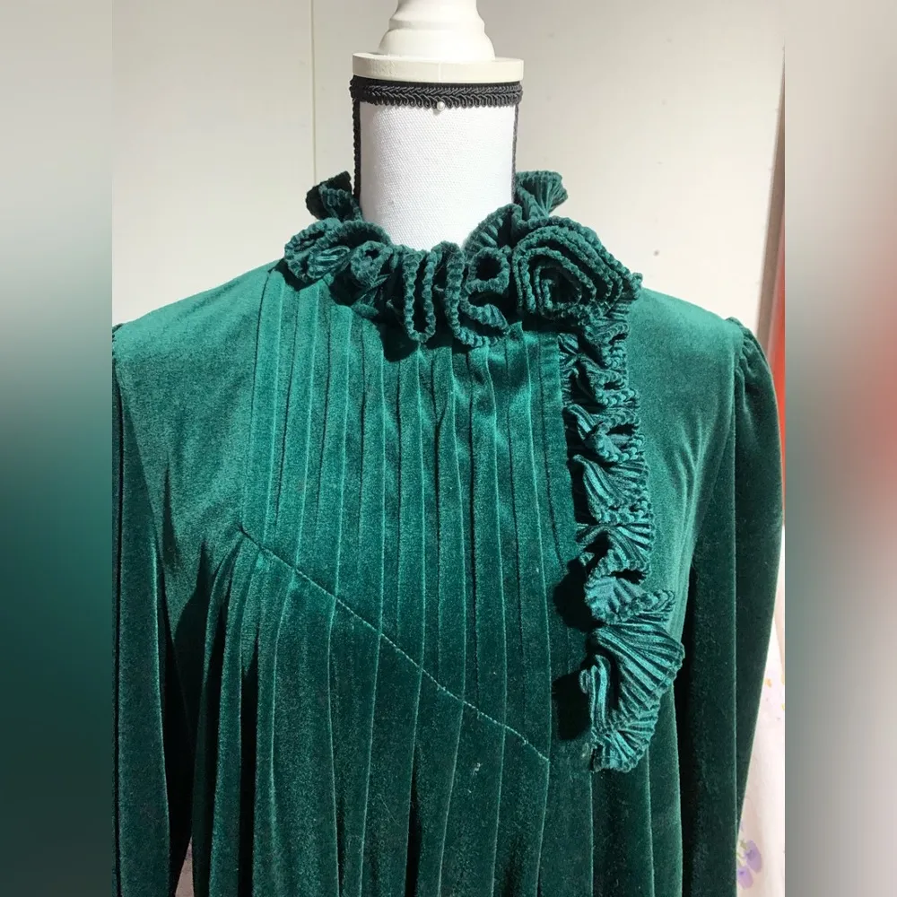 Green Velour Dressing Gown - Image 9