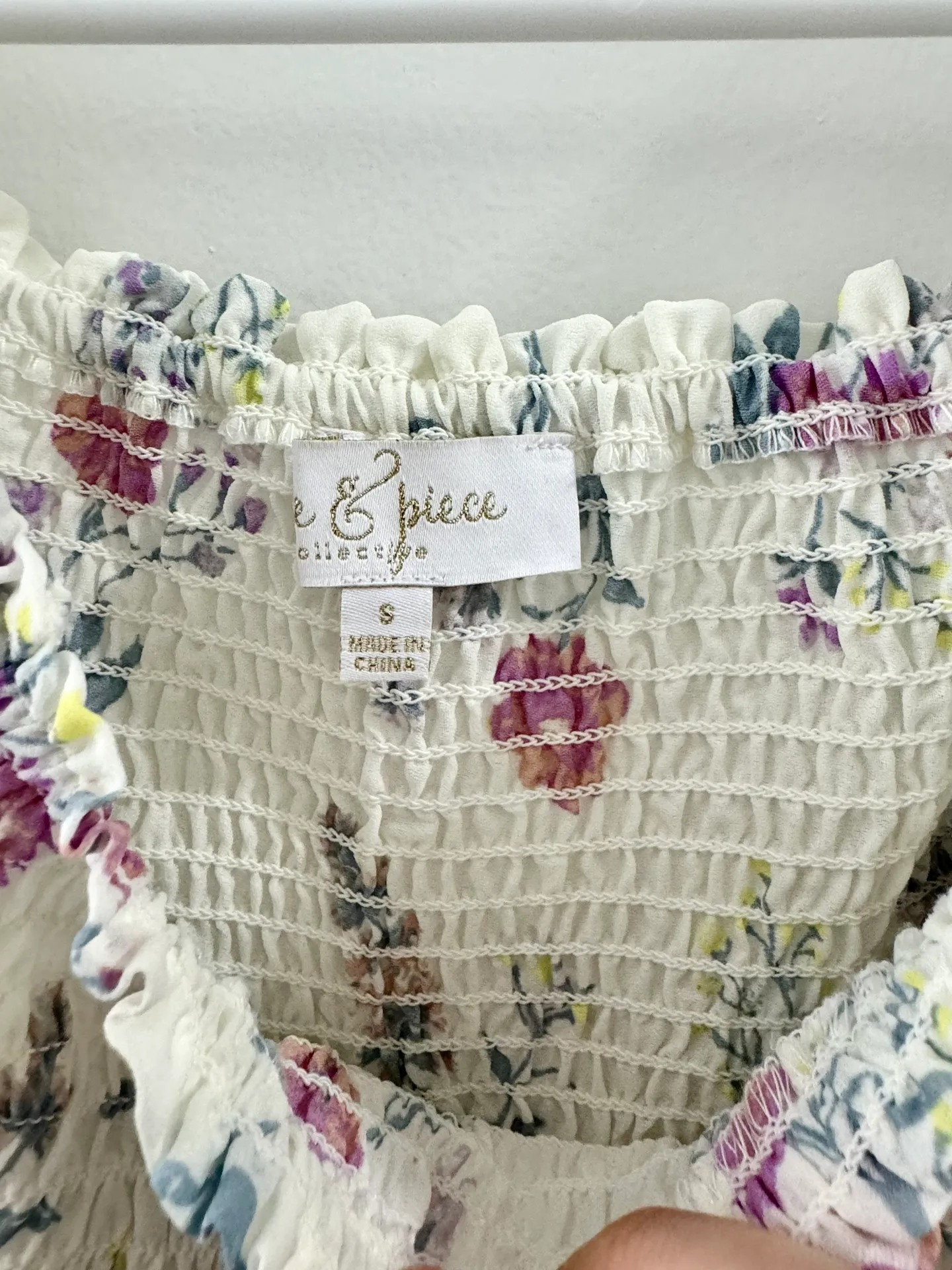 Francesca’s love & piece Floral flowy white ruched blouse- Size Small - Image 5