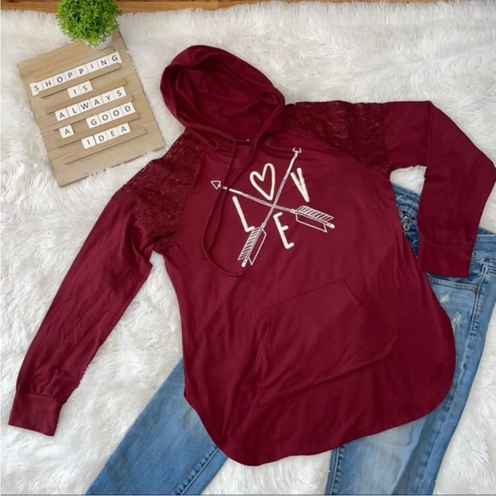 Jerryleigh tee shirt size large Love arrow Long Sleeve Graphic maroon pocket - Image 3