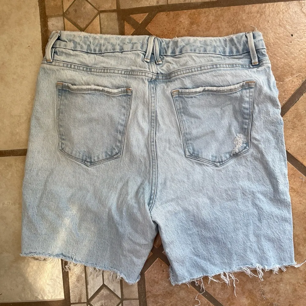 Good American Light Blue Denim Shorts size 15 - Image 4