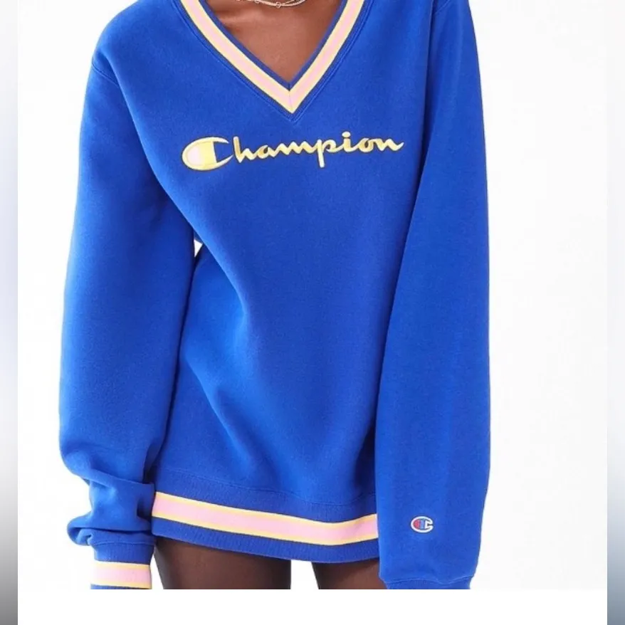 Champion x Urban Outfitters‎ Heritage V - neck sweatshirt, size small - Image 9