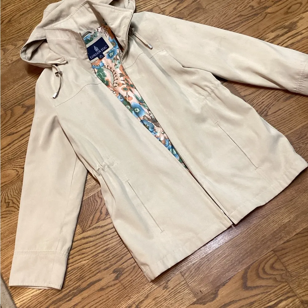 London Fog  coat. Size Small. Tan/Camel - Image 2
