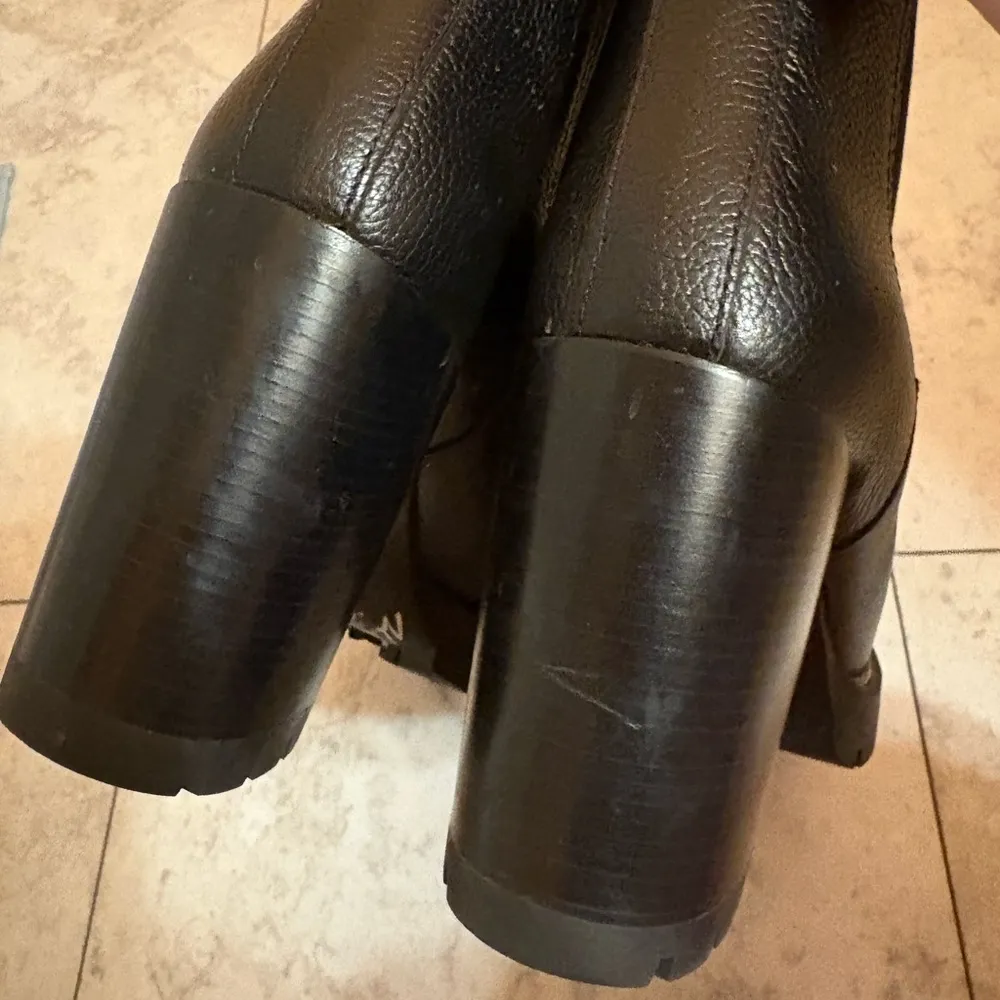 Carson Lug Sole Ankle Boots in Perfect Black - Image 11