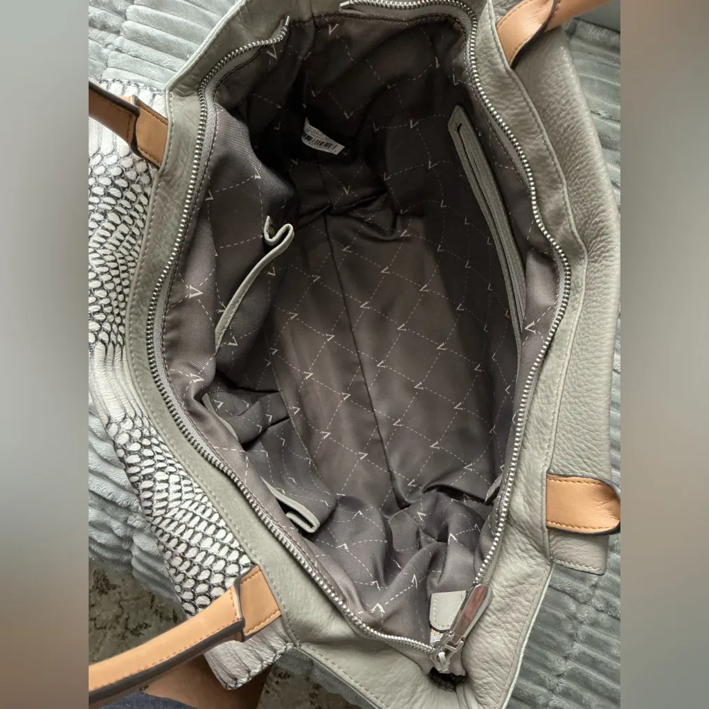 Elegant VINCE CAMUTO JULIA  Handbag🦋🦋 - Image 12