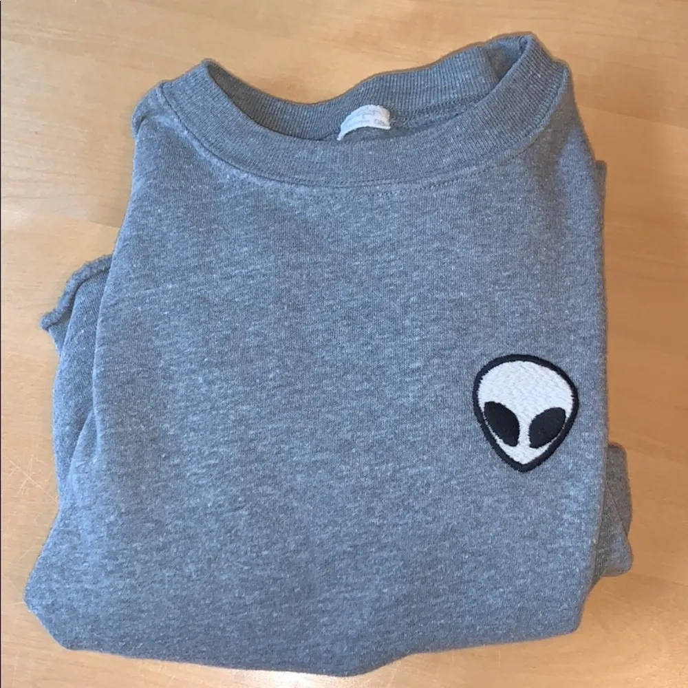 💥Brandy Melville cropped gray long sleeve w alien - Image 2