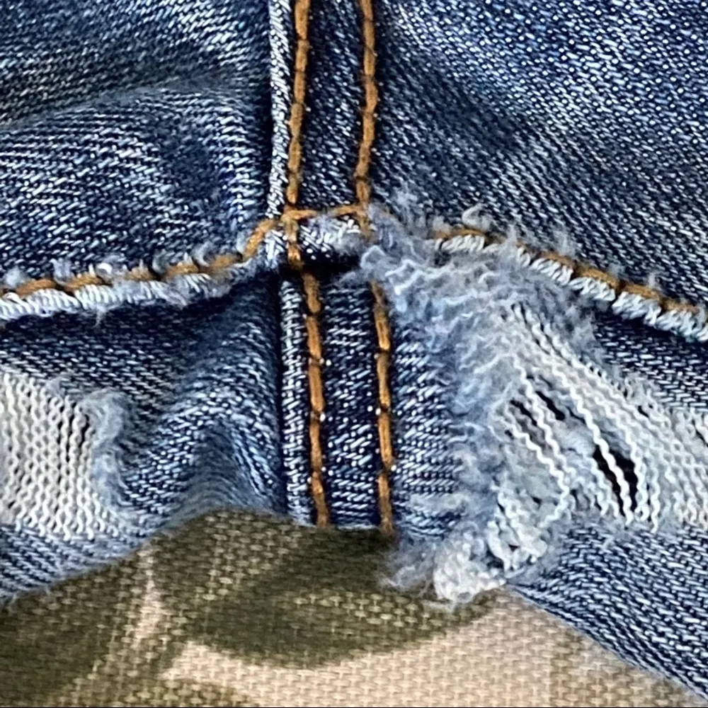 Almost Famous Distressed Women's Jean's Sz 11 - Image 10