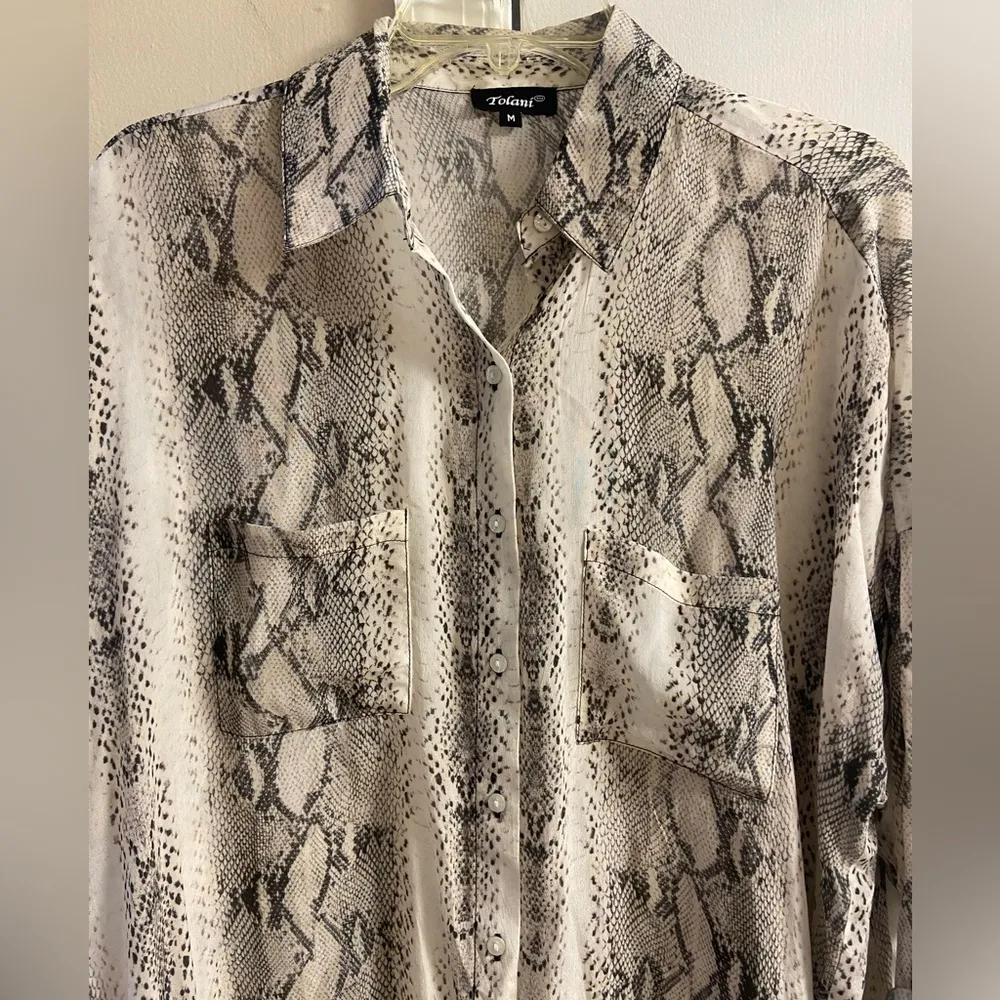 Tolani ‎ Reptile Print Button Front Blouse Medium - Image 3