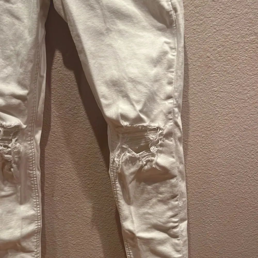 America Eagle Mom Jeans Off White or Cream colored, Size 00 Regular Distressed - Image 3