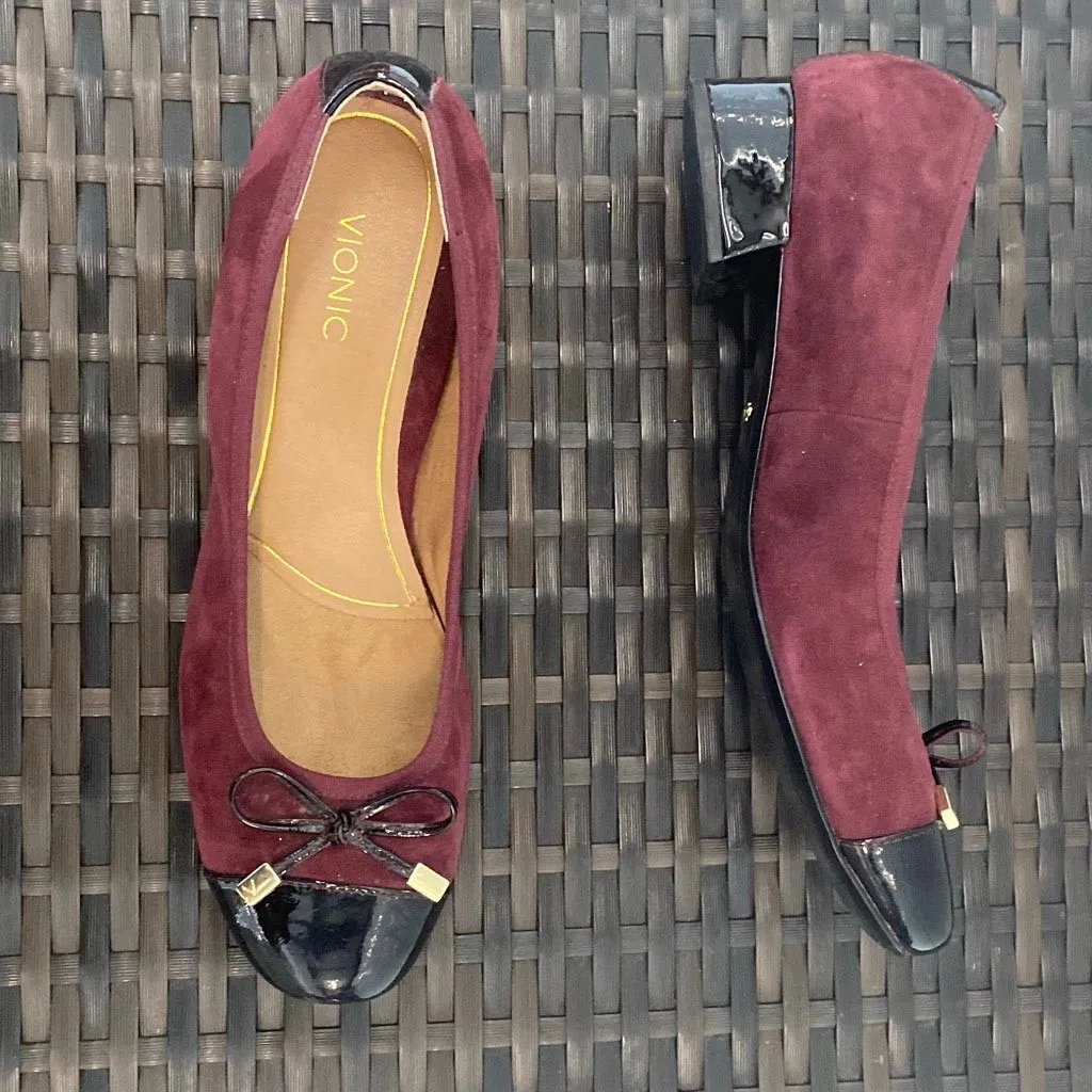 Vionic Mod Daphne pump in burgundy, suede and black patent leather with a bow ac - Image 5