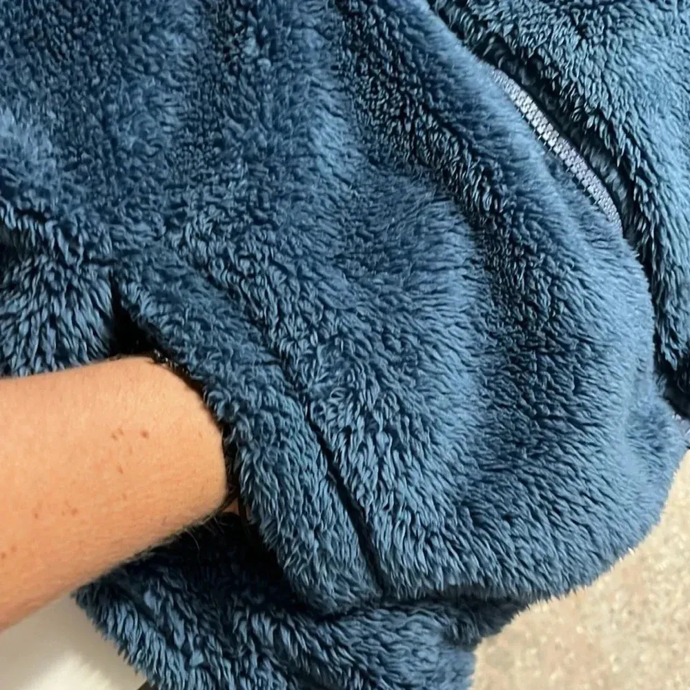 Reebok sherpa hoodie faux fur front pockets comfy small sherpa hoodie zip jacket - Image 5