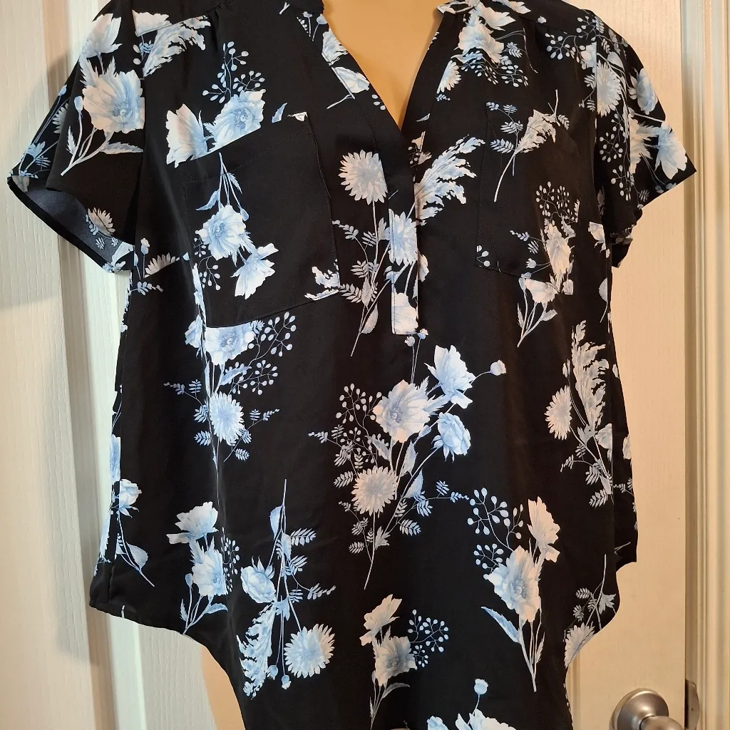 Torrid NWOT Sz  0 Floral Black and White Women's Top - Image 4