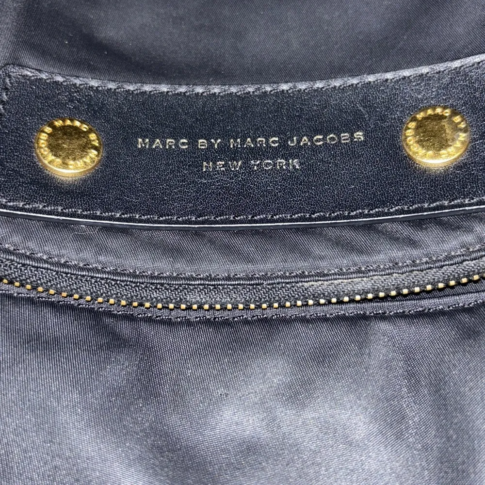 MARC BY MARC JACOBS BLACK NYLON CROSSBODY W/ GOLD HARDWARE
POCKETS IN & OUTSIDE - Image 2