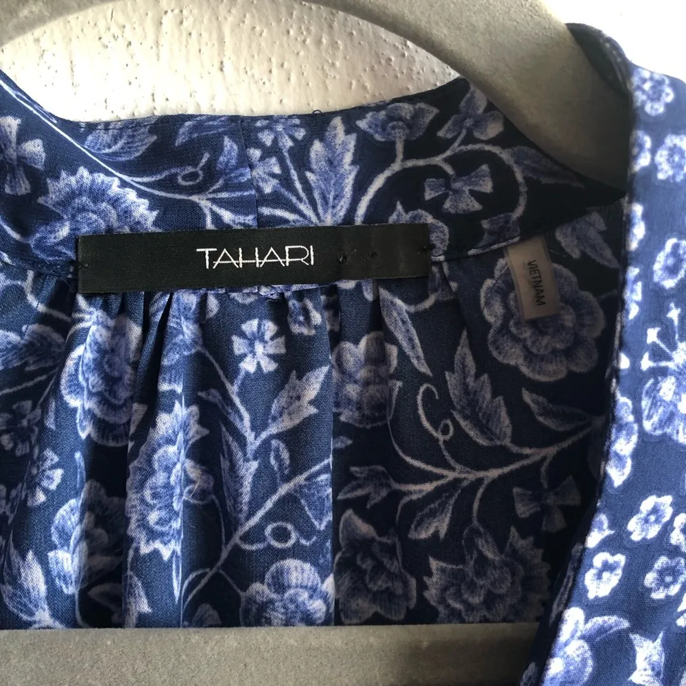 Tahari Blouse Blue & White Floral V Neck Top M EUC Business Casual Professional - Image 5