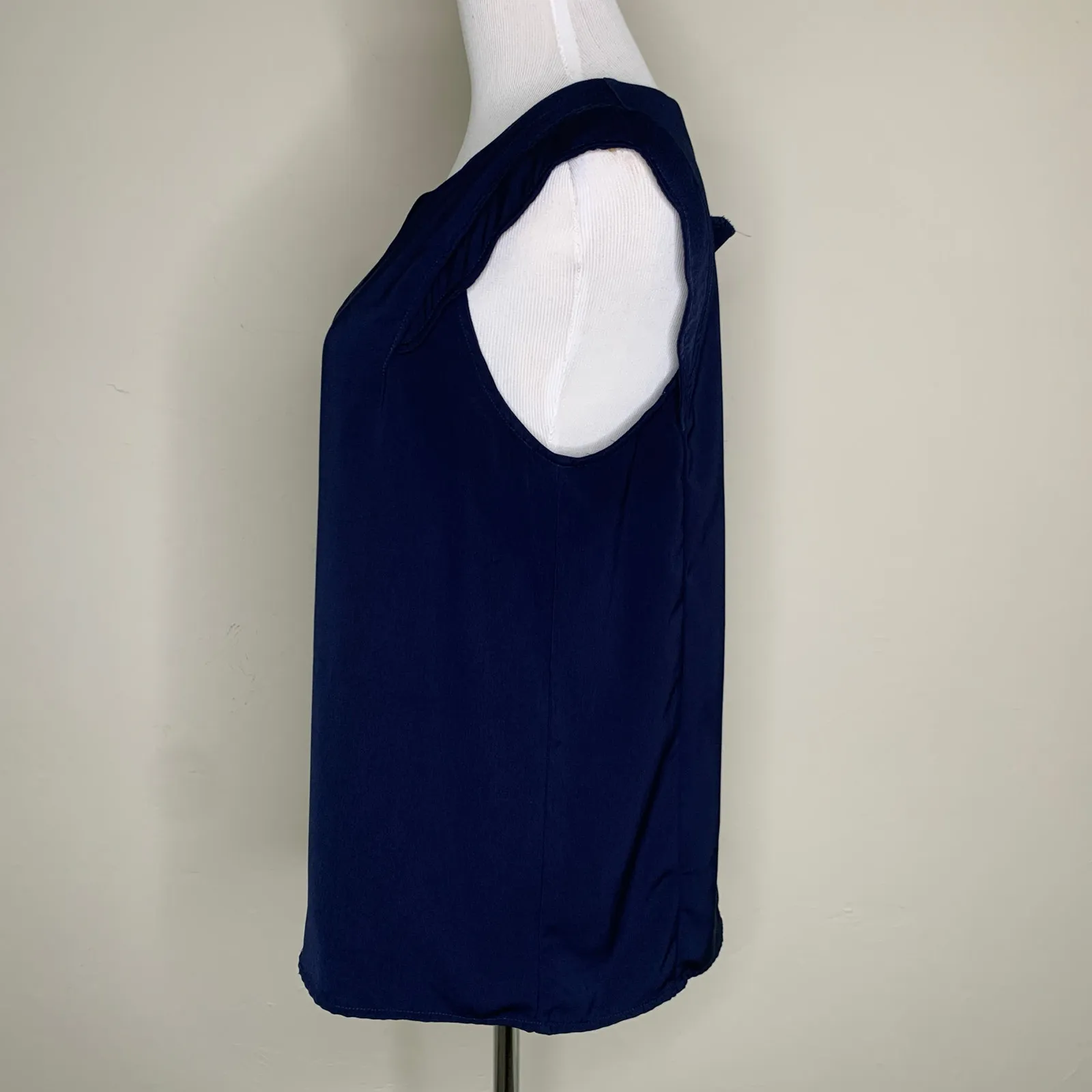 41Hawthorn Navy Blue Sleeveless Blouse Sz Medium - Image 3
