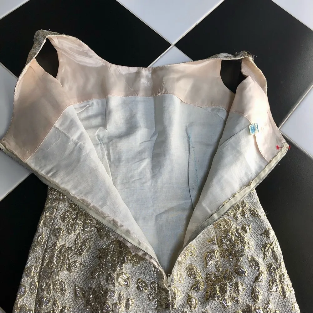 Vintage 60s Metallic Brocade Shift Dress Union Made ILGWU Gold & Cream Mod sz M Size M - Image 8