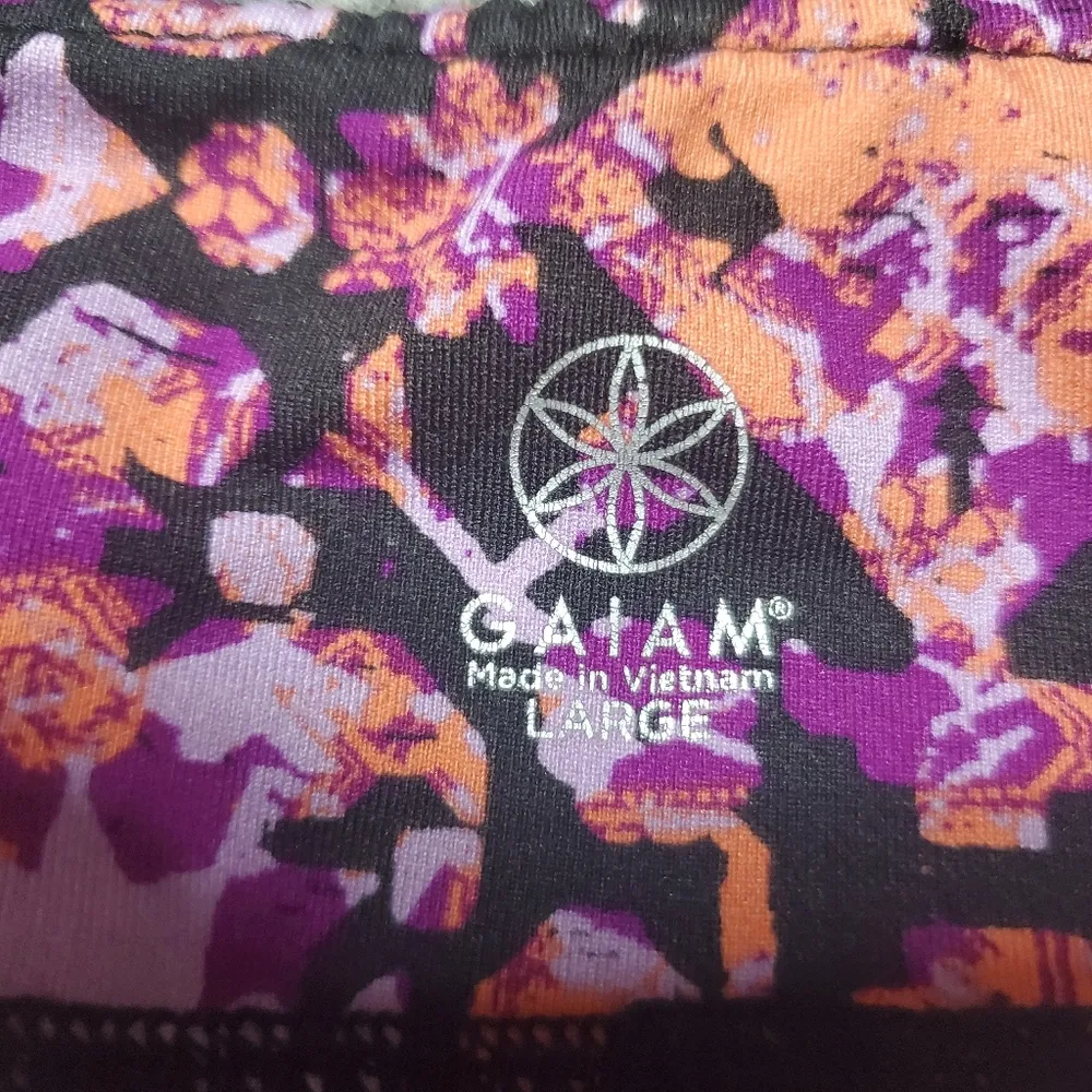GAIAM  yoga size Large purple black prints soft capri leggings - Image 3