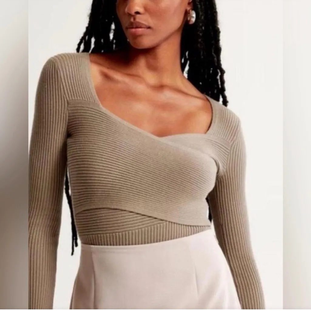 Abercrombie and Fitch NWT Luxeloft Wrapped Crop Sweater Size Small Tan Taupe - Image 7