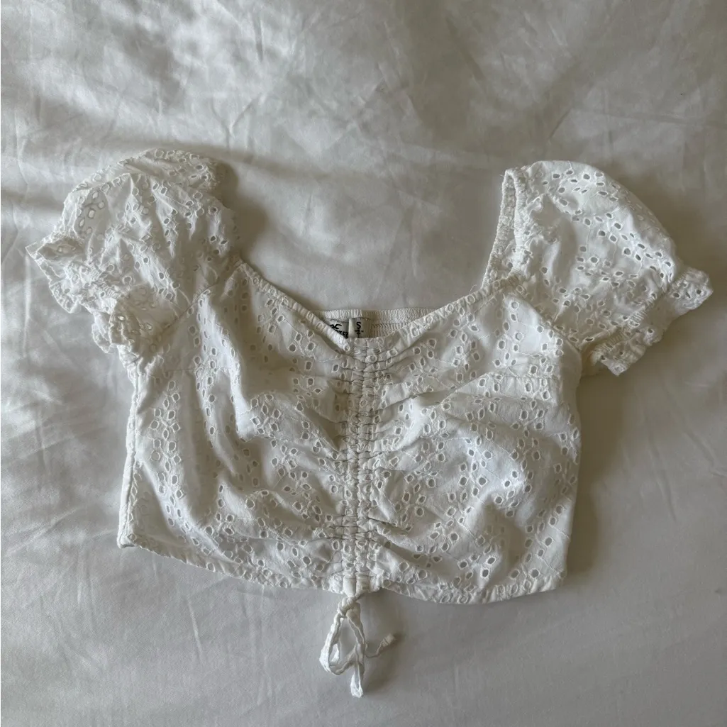 Hollister white flower whole pattern cropped top short sleeve - Image 2