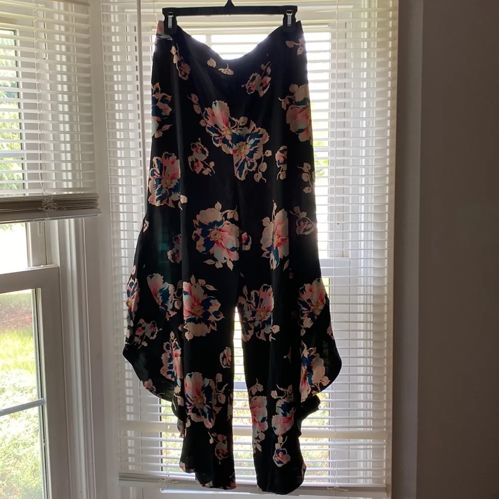 NWT Anthropologie Elevenses ‘Tansy’ ruffle floral silky wide leg pants, size 10 - Image 12
