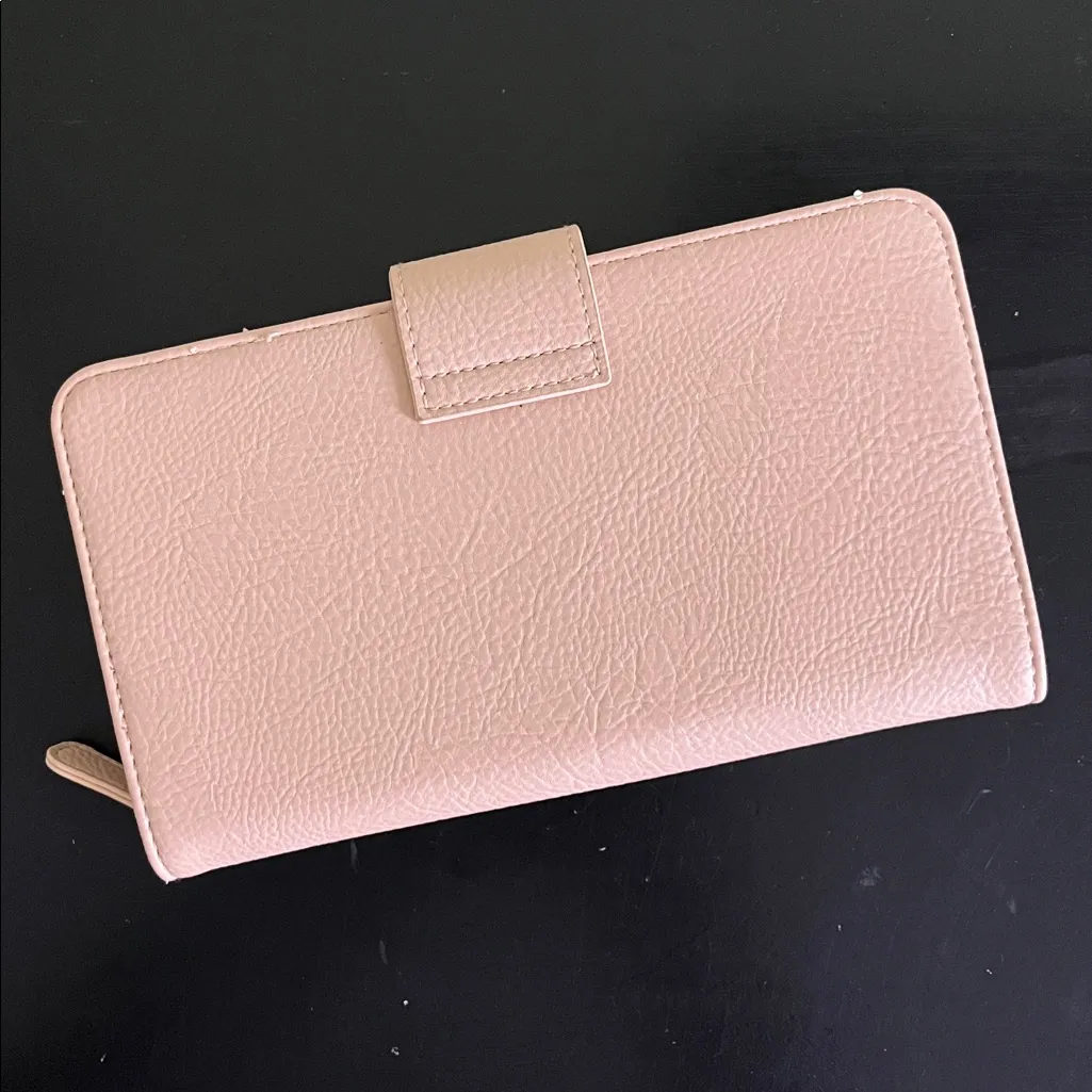 Large cream colored Faux leather zip up Wallet - Image 2