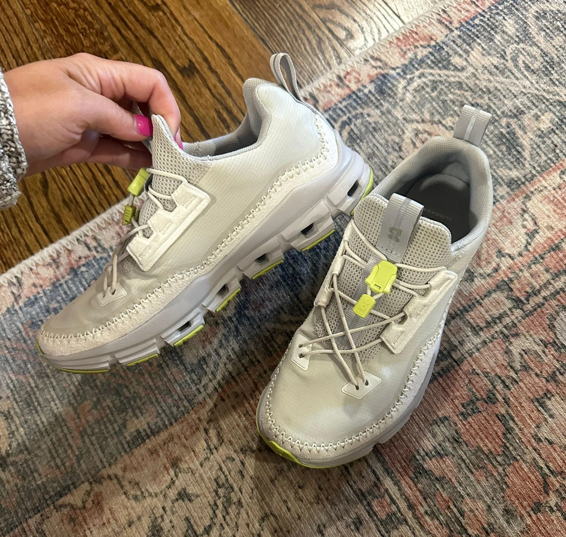 On Cloud Tennis Shoes Size 6 - Image 3