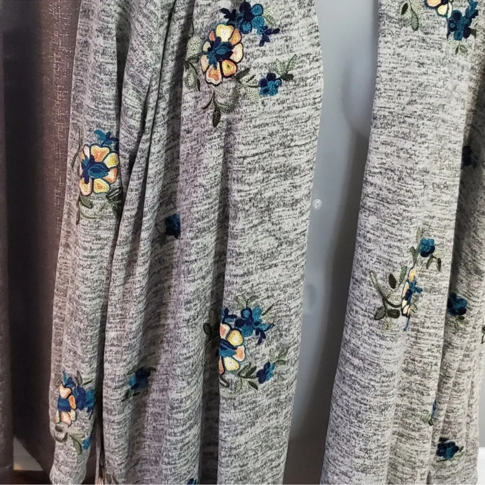 Anthropologie Fig & Flower Floral Embroidered Gray Duster Length Sweater, Large - Image 4