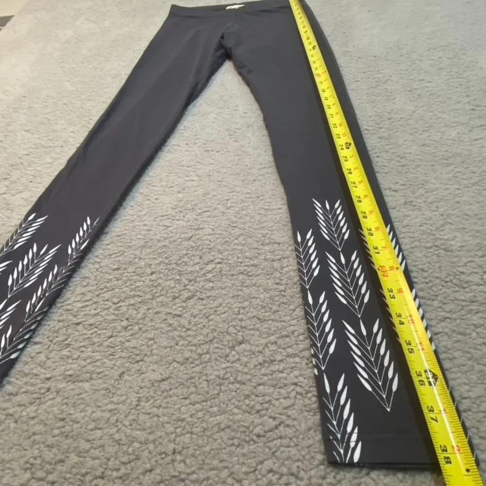 Raven + Lily Full Length Leggings Size Medium Gray and White Arrow Feather Print - Image 7