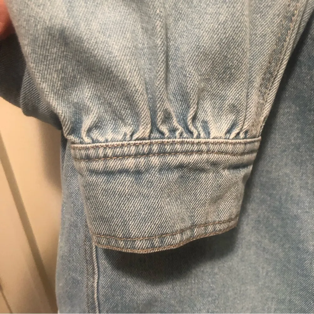 Lulus  Classically Cool Light Wash Denim Jacket M Puff Sleeve Light Wash Pockets - Image 8