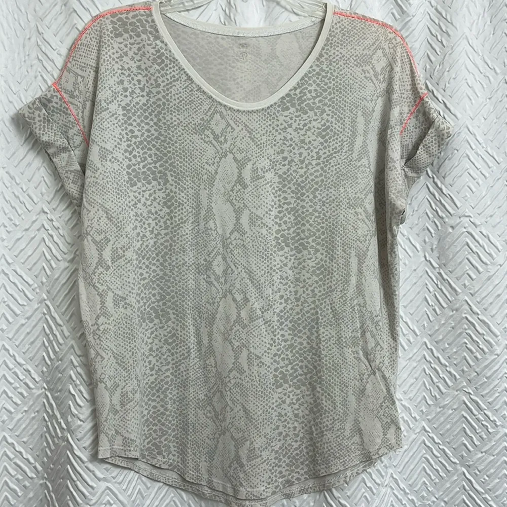 Lululemon Weekend Short Sleeve Desert Snake White Silver Fox / White Size Small - Image 3