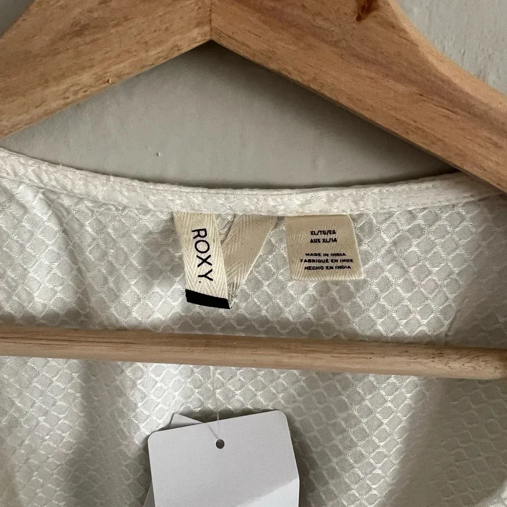 ROXY Ivory Textured Cropped Top Short Sleeve V Neck Peplum hem Size XL - Image 4