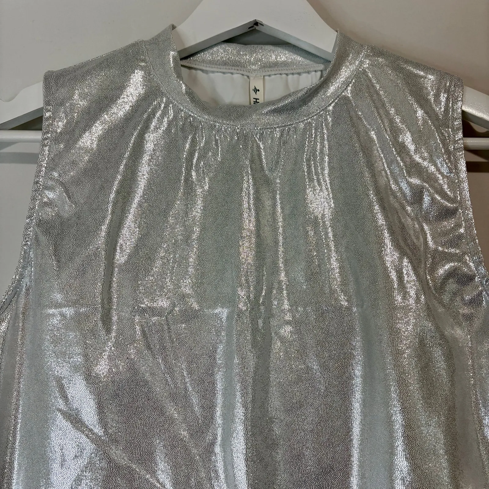 Halara Women’s Shiny Metallic Sleeveless Mockneck Crop Top Silver Size Large NWT - Image 2