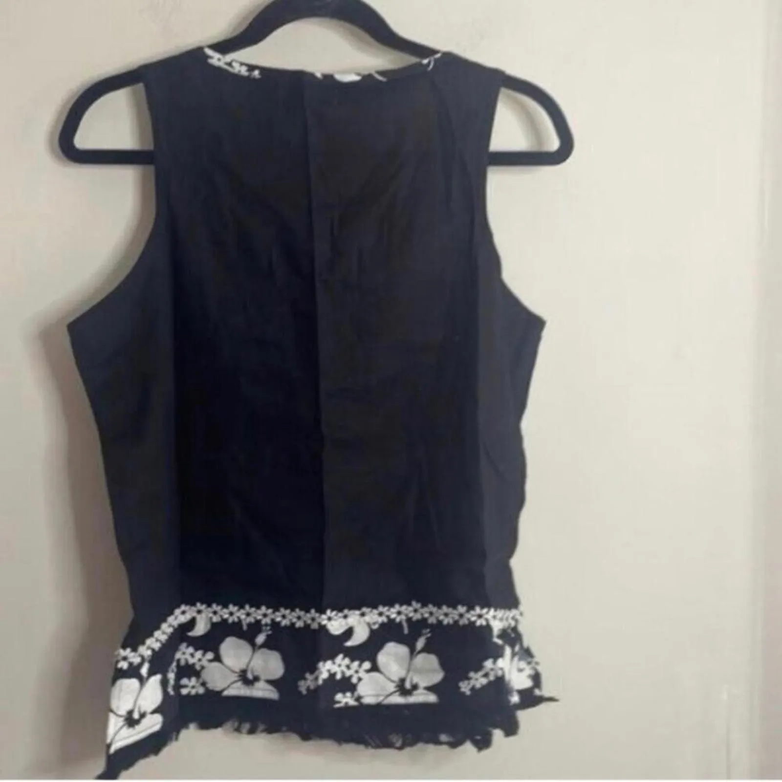 Oleg Cassini Linen Blend Black and White Floral Trim Sleeveless Top - Image 4