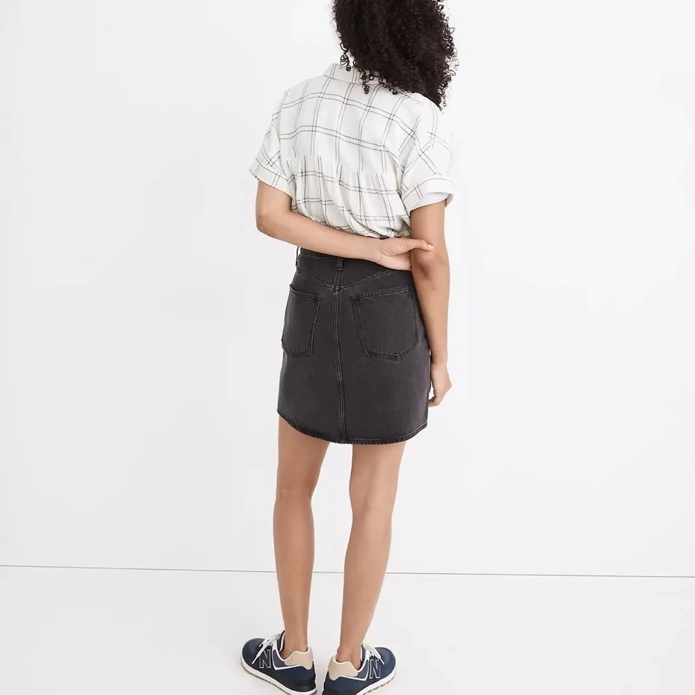 Madewell  Women’s Rigid Denim High-Waist Straight Mini Skirt Size 25 Black - Image 4