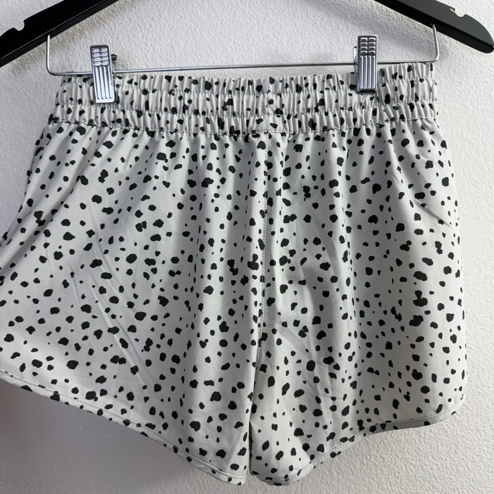 Vuori Clementine 2.0 Shorts Womens Run Jog Outdoors Lightweight Zip Pocket Dune - Image 5