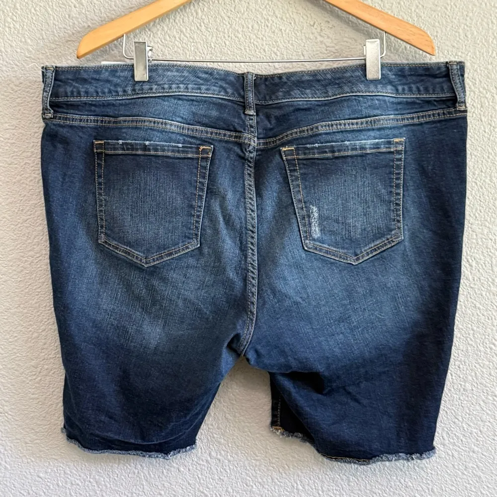 Torrid Distressed Denim Shorts Size 20 Stretch EUC‎ - Image 2