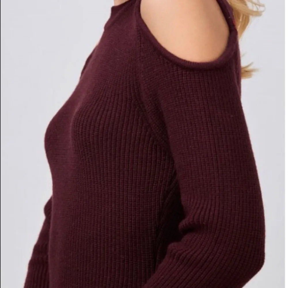 F21 maroon cold shoulder sweater - Image 5