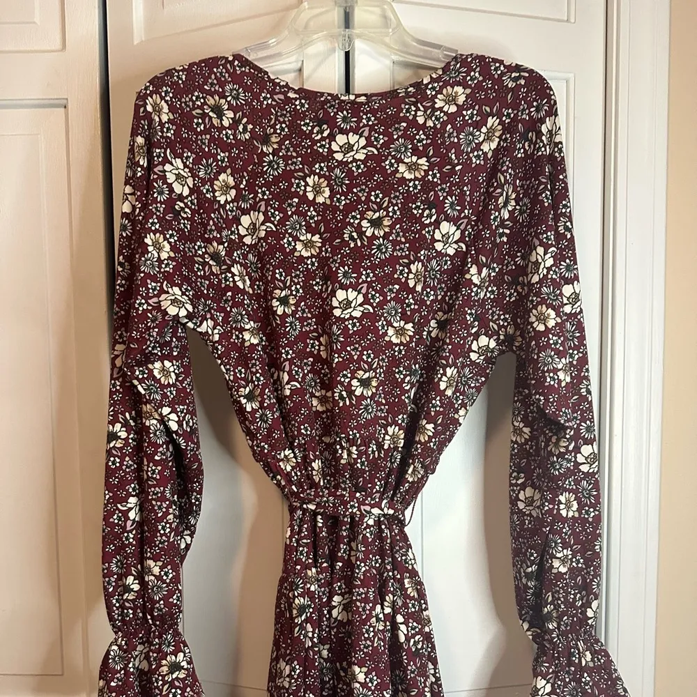 Love squared burgandy mini tie up long sleeve floral dress. Size large - Image 6