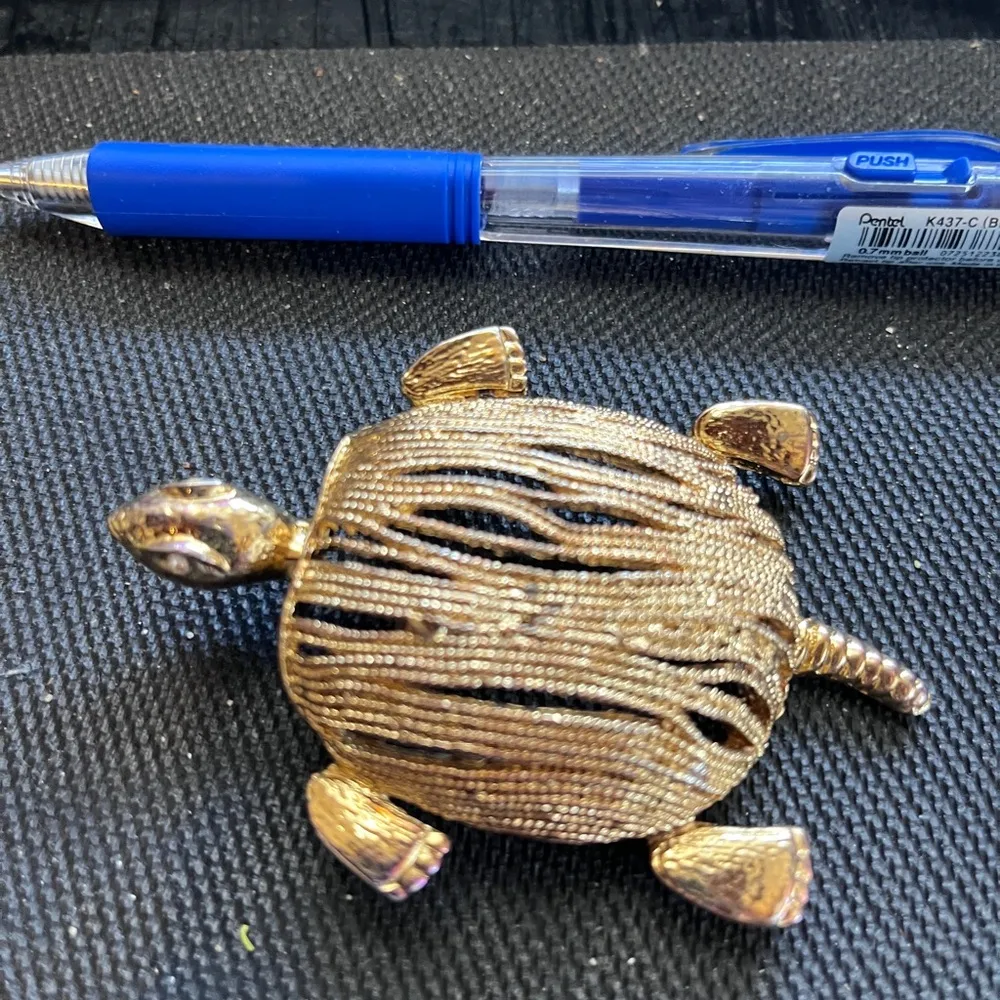 turtle broach. Gold. Statement piece. - Image 3