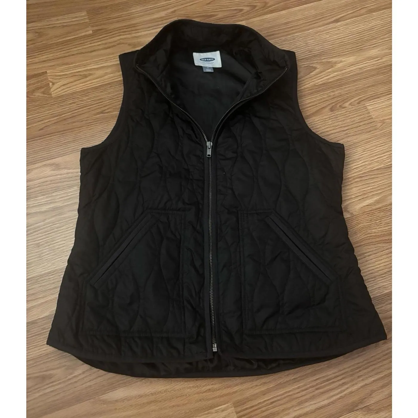 Old Navy Puffer Vest Size Medium - Image 6