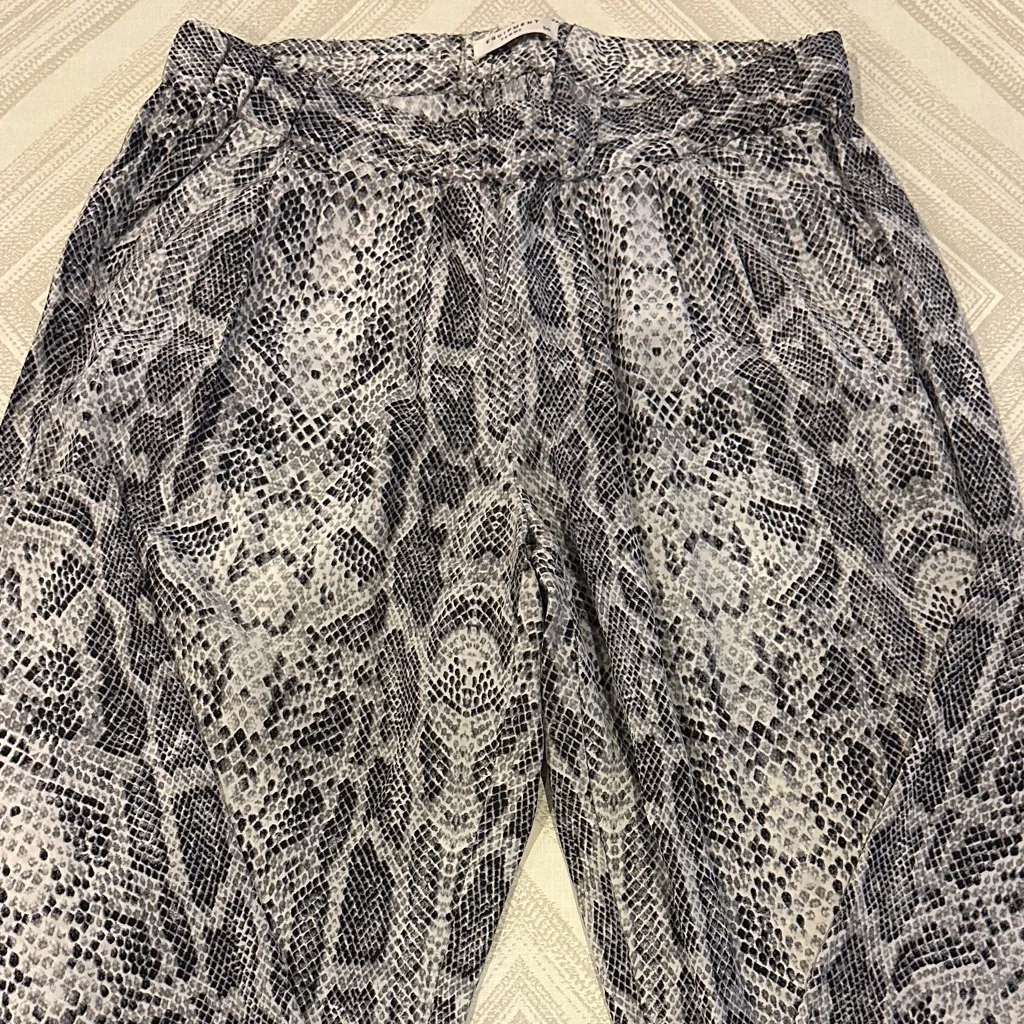 Equipment Women’s Silk Snakeskin Black & White Print Loose Fit Pants Size Small - Image 2