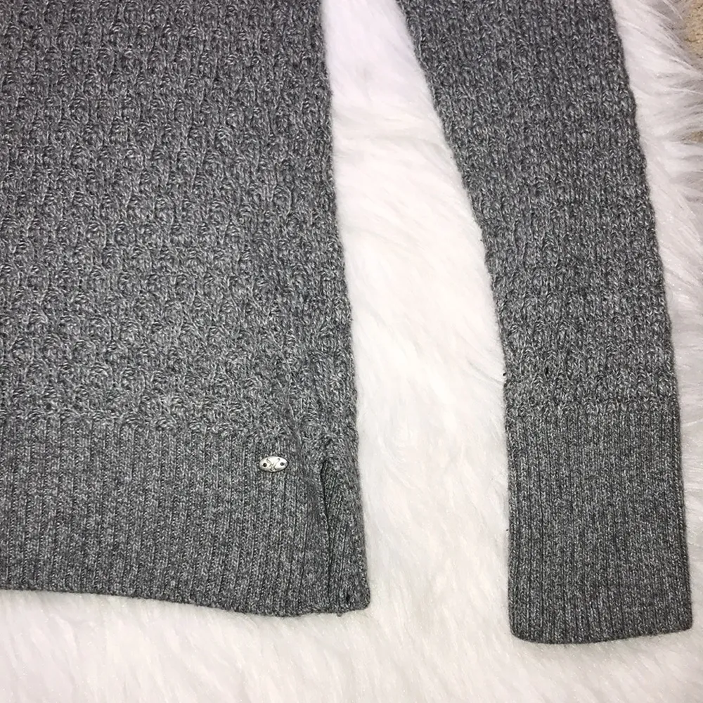 American Eagle Women’s Gray Knit V-Neck Sweater - Image 2